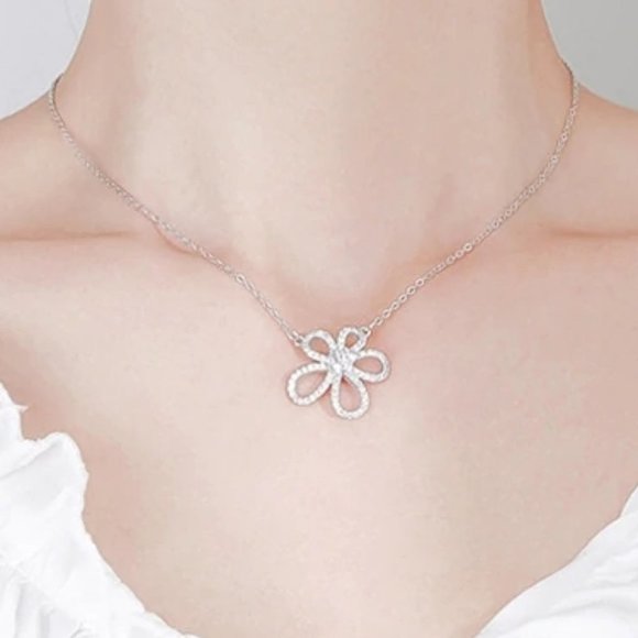 Jewelry - *NEW 925 Sterling Silver Diamond Flower Necklace Z
